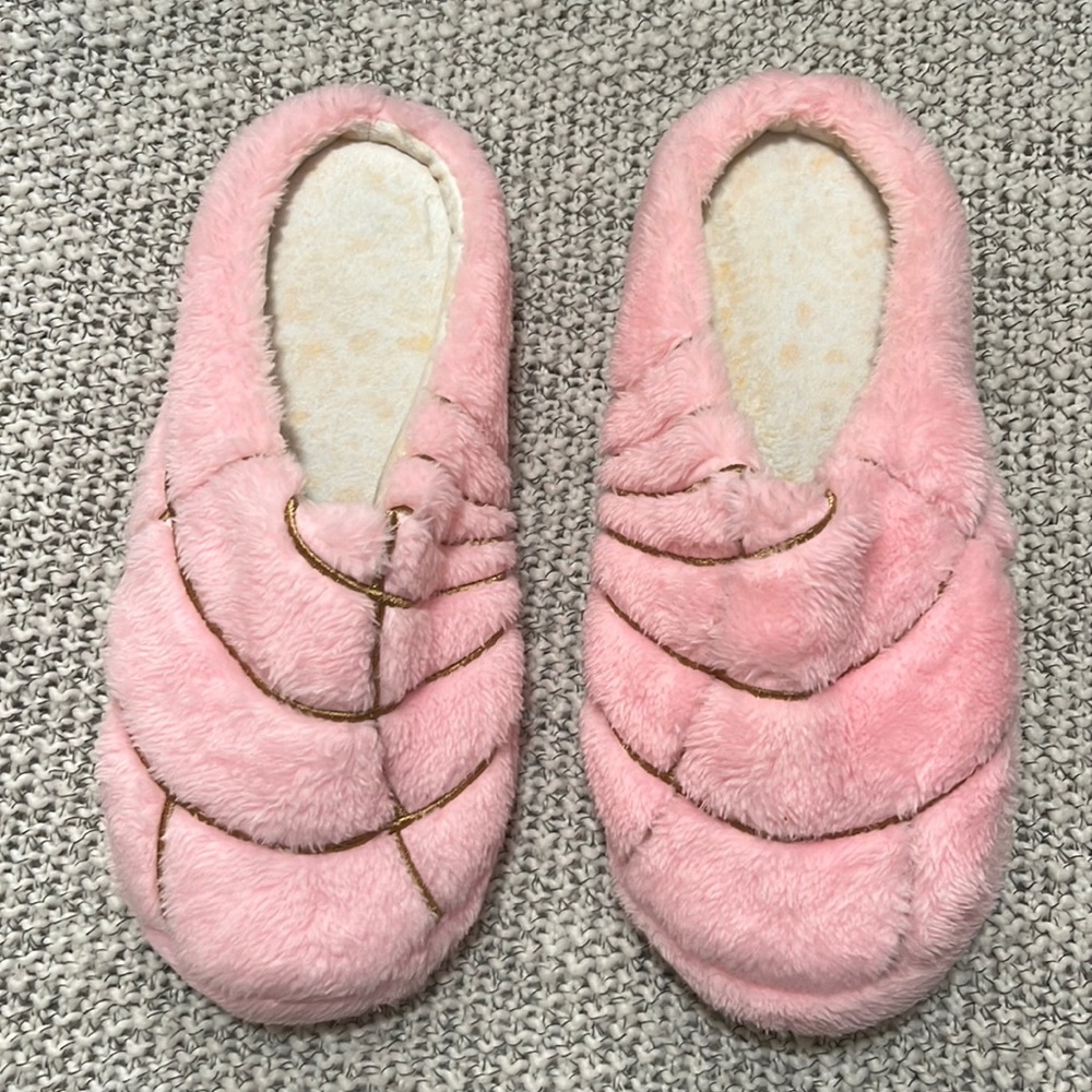 Concha slippers
Size S/M